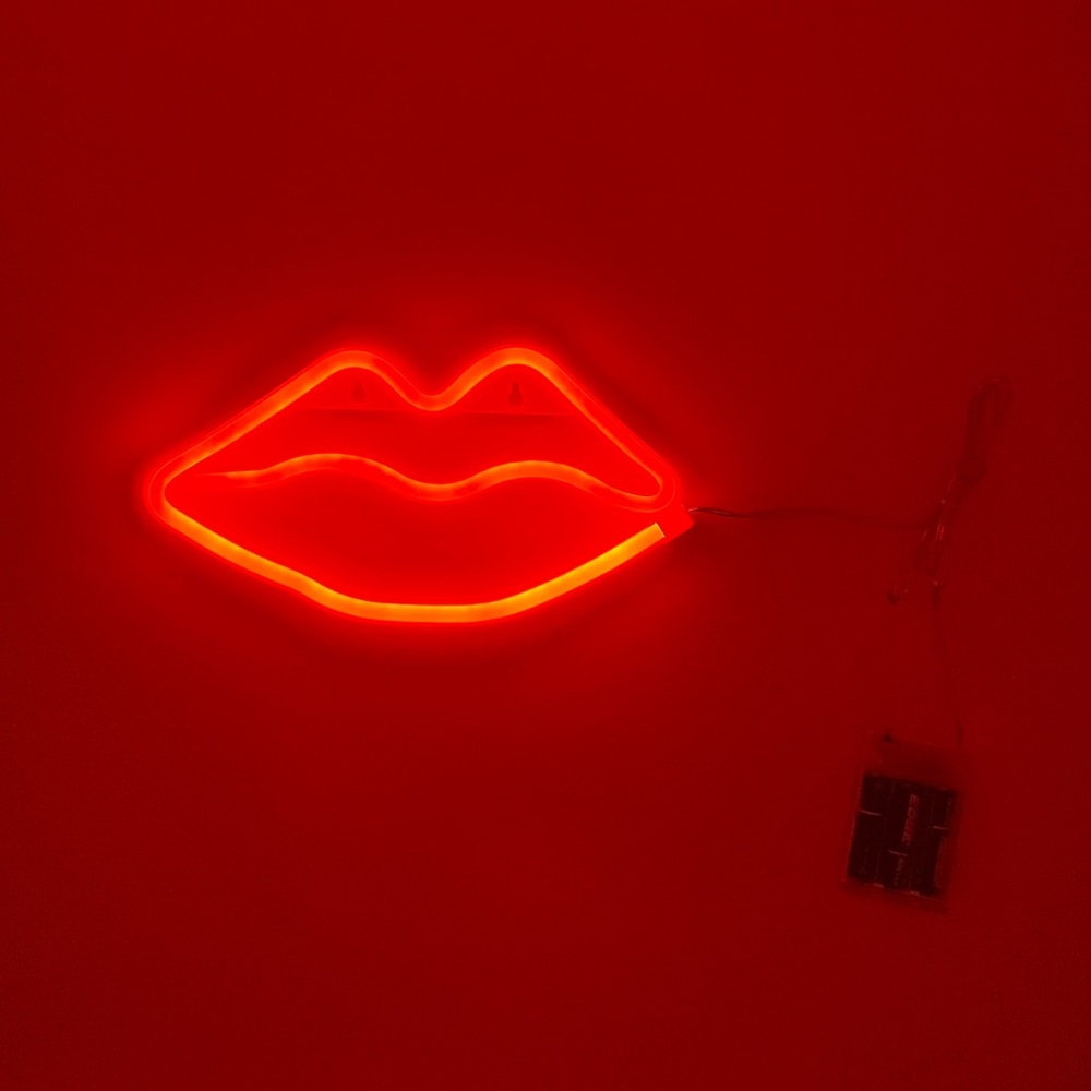 Red Lips LED Wall Light - Picture 3 of 10